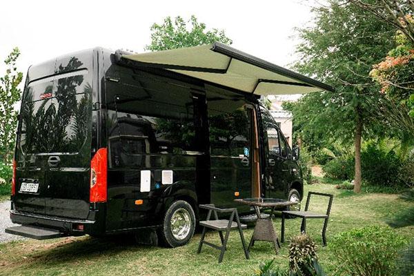 xe campervan được trang bị thêm bạt tự động che nắng mưa