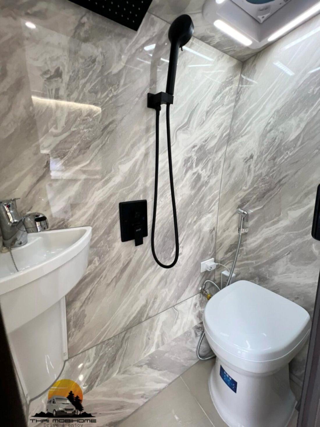 Mobihome Hà Nội – Ford Transit 16 Chỗ Độ Thành Nhà Di Động Hợp Pháp | Thaimobihome 4 nội thất xe mobihome ford transit 16 chỗ hà nội