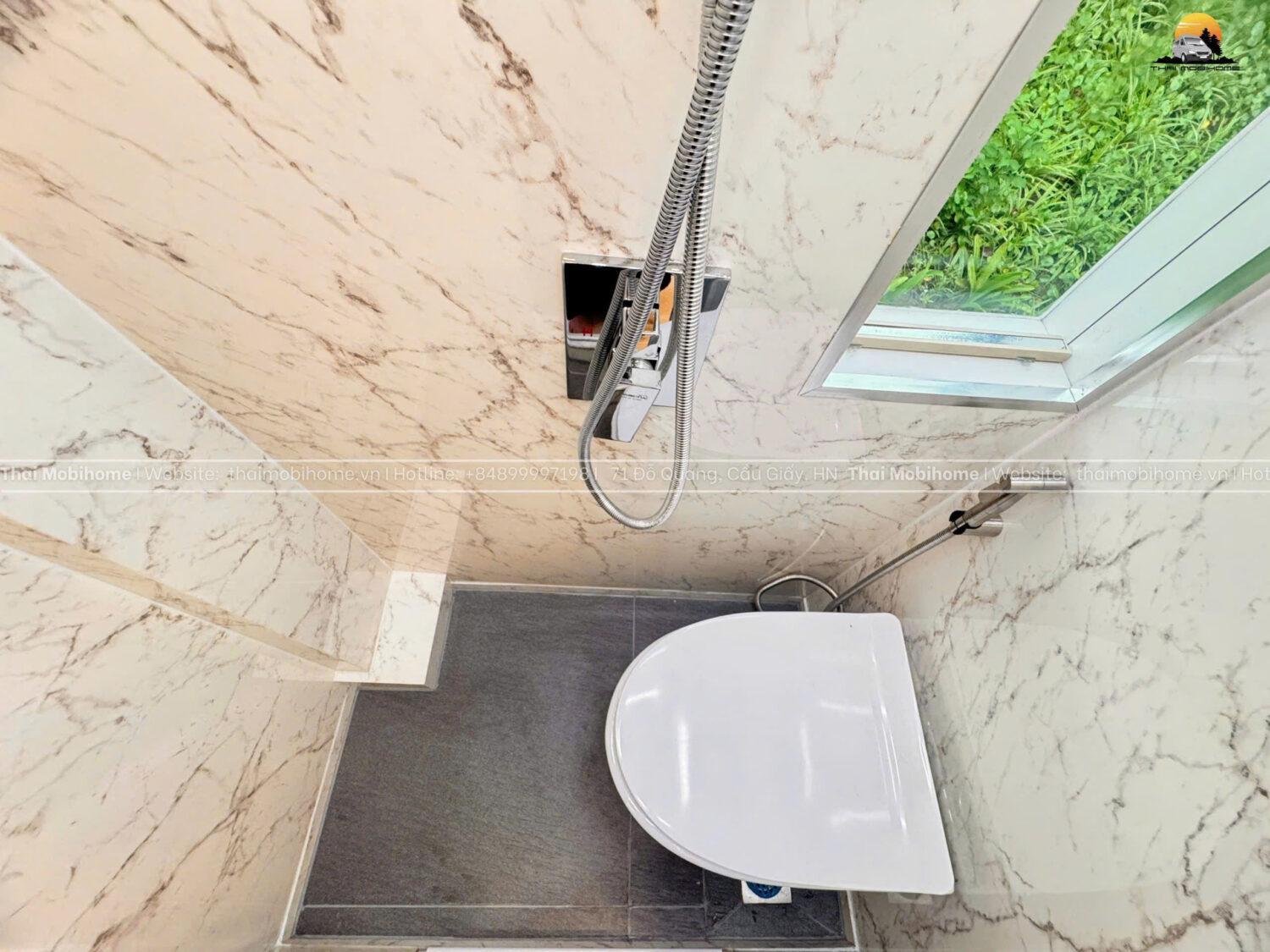 Dịch vụ hoán cải xe nhà di động (Mobihome) chuyên sâu cho gia đình và doanh nghiệp 3 Hình ảnh 1 nhà vệ sinh cơ bản trên xe Ford Transit 18 chỗ ở Đà Nẵng