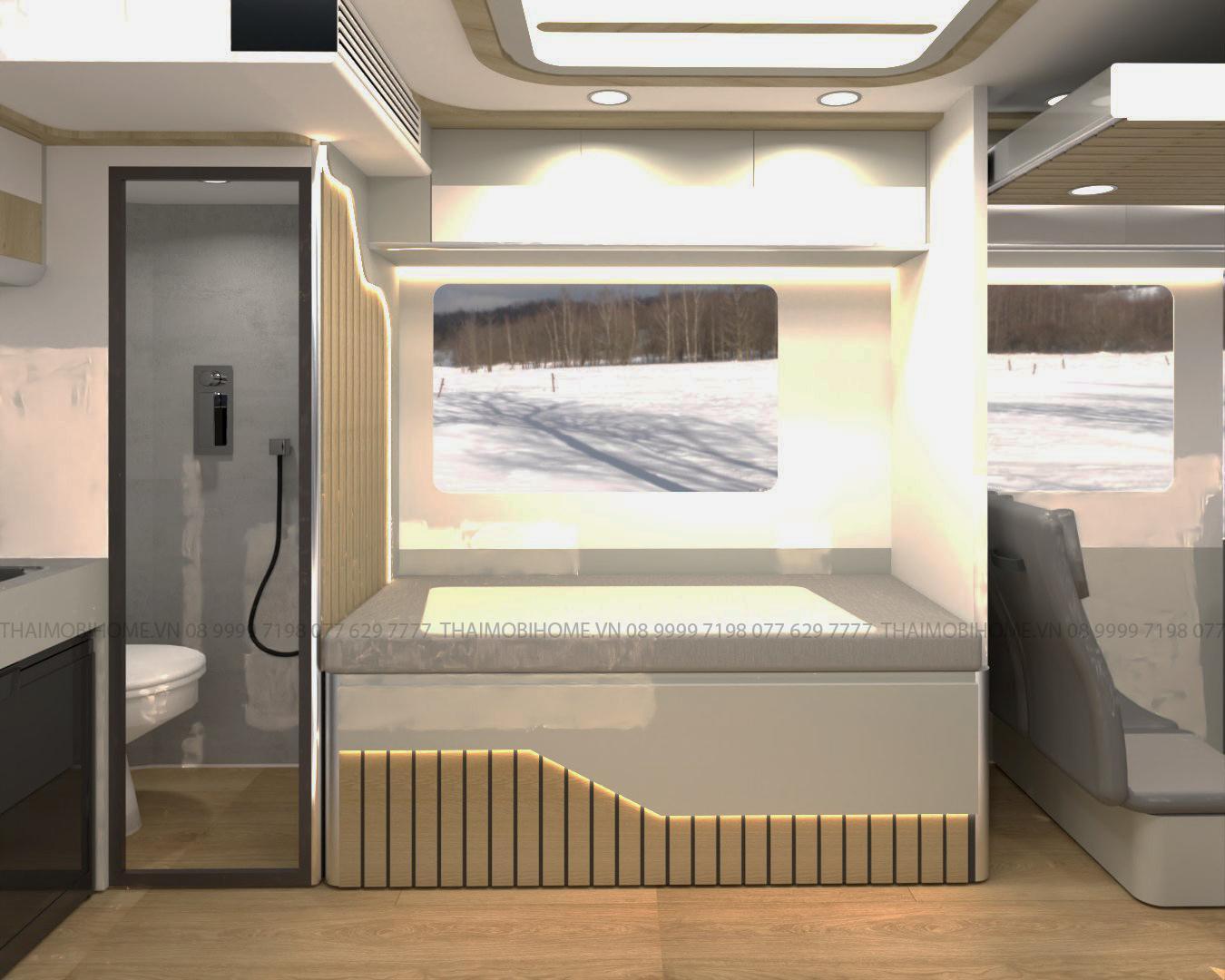 Phòng vệ sinh xe nhà lưu động với vòi sen và bồn cầu riêng