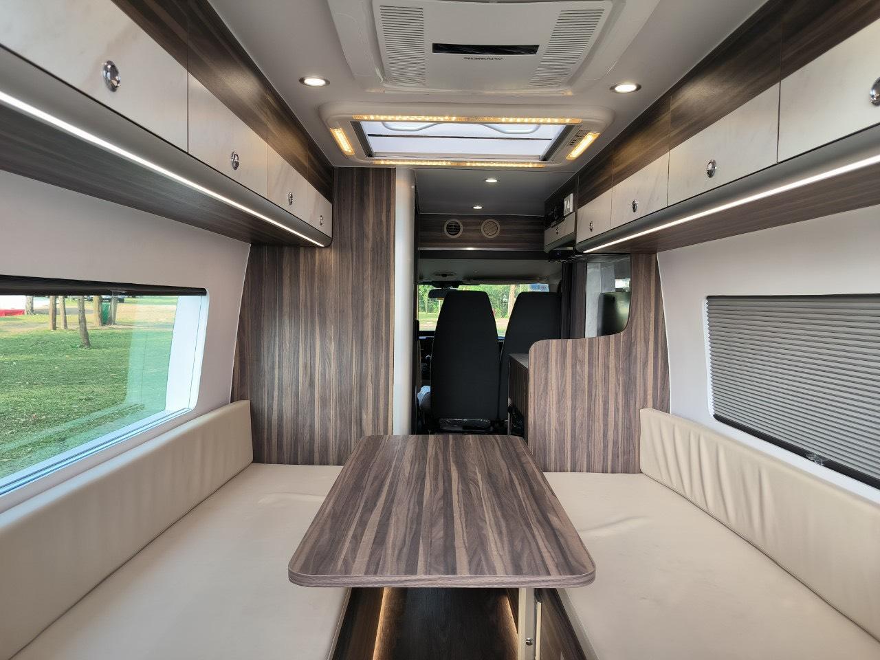 không gian bên trong xe nhà ở di động Ford Transit được cải tạo bởi Thaimobihome