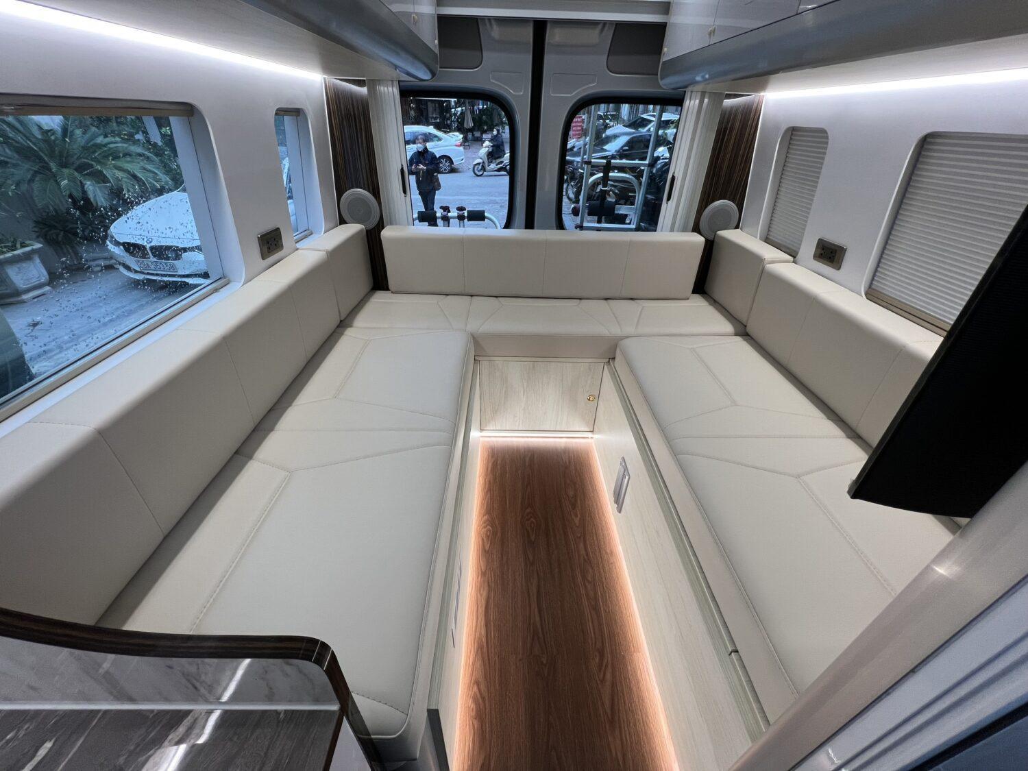 nội thất xe nhà lưu động Solati với giường lớn và khu tiếp khách riêng tư