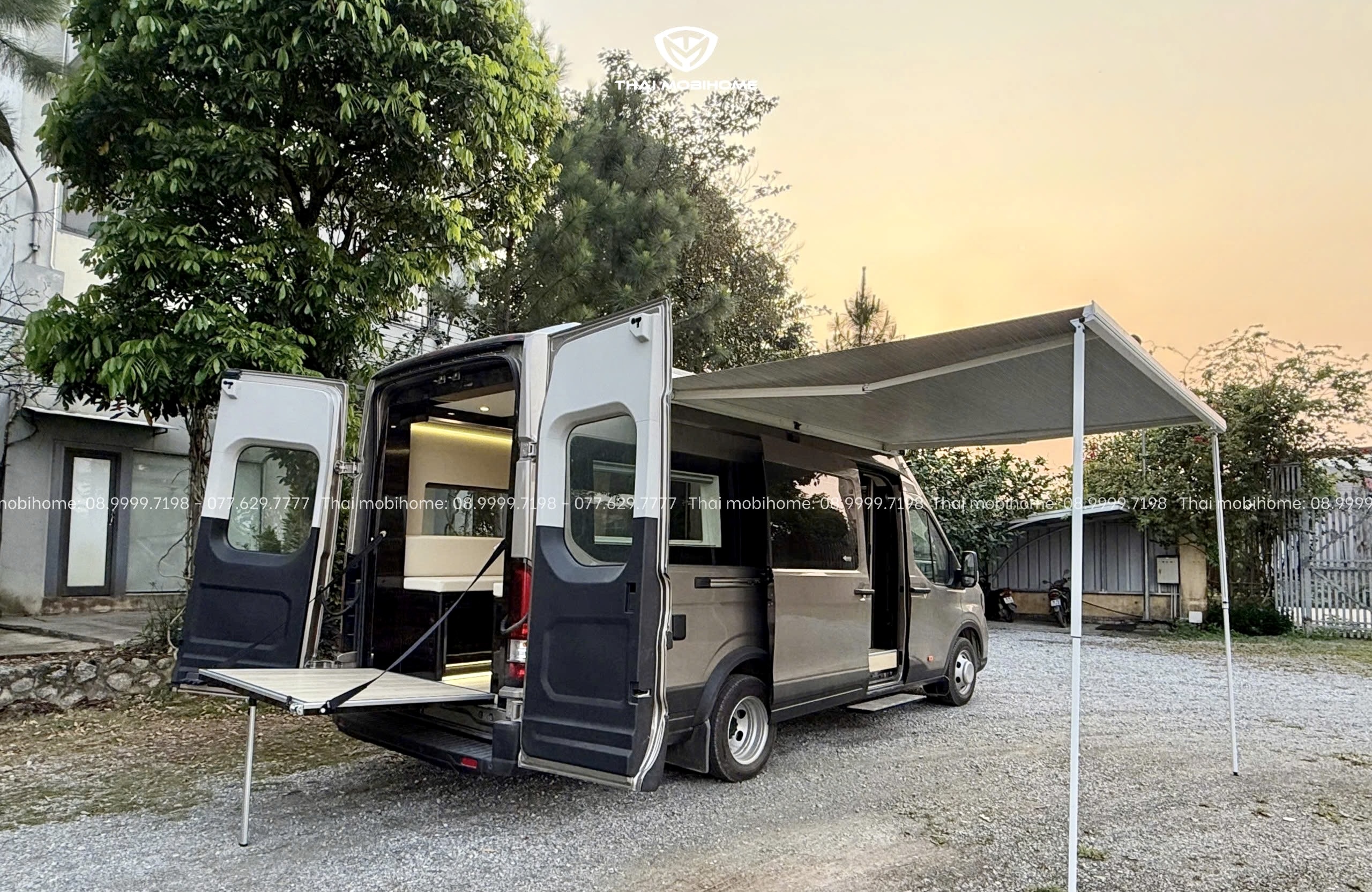 Không gian mở trên xe mobihome Ford Transit với cửa mở rộng tối đa tạo tầm nhìn thoáng